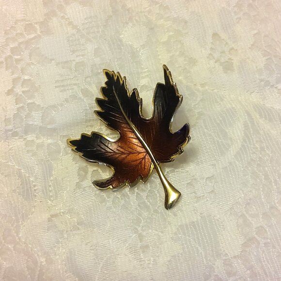 Vintage Gold Tone Maple Leaf Brooch Timeless VTG Jewelry Pin - Picture 4 of 6